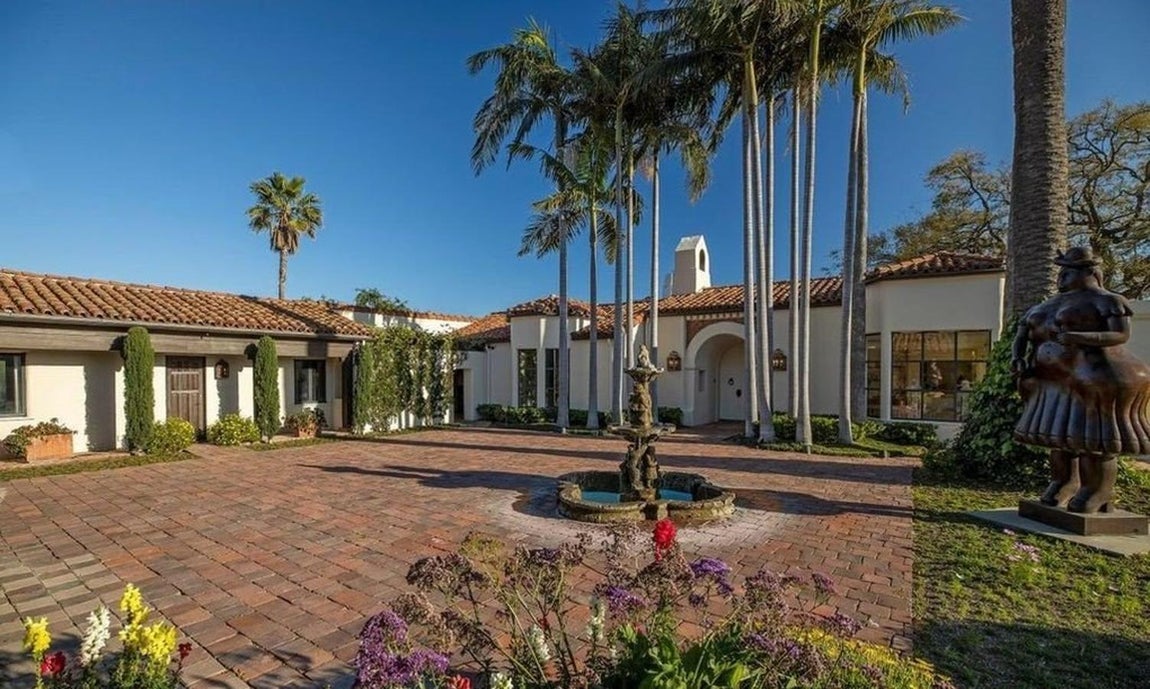 La nueva mansión hollywoodense de LeBron James. Situada en el distrito 90210 de Beverly Hills, esta propiedad tiene una extensión de 10.000 metros cuadrados. Lo primero que llama la atención es su entrada, una de las más impresionantes de Los Ángeles. Un camino de ladrillos flanqueado por altos cipreses va a aparar a una rotonda con una fuente de piedra rodeada por altas palmeras.