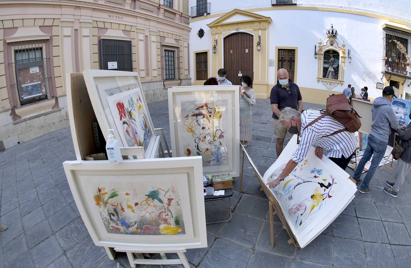 En imágenes, el arte vuelve a llenar la plaza del Museo