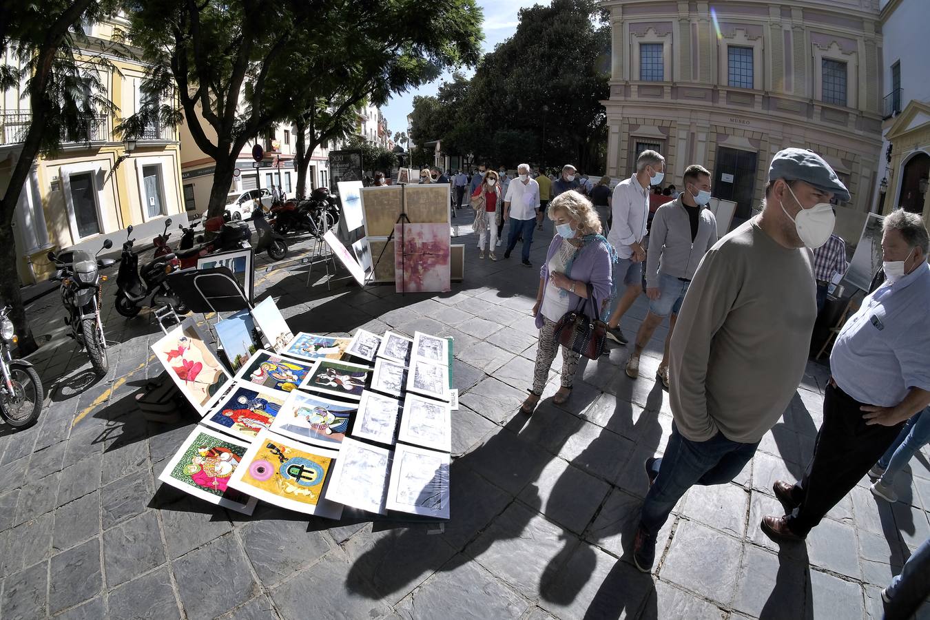 En imágenes, el arte vuelve a llenar la plaza del Museo