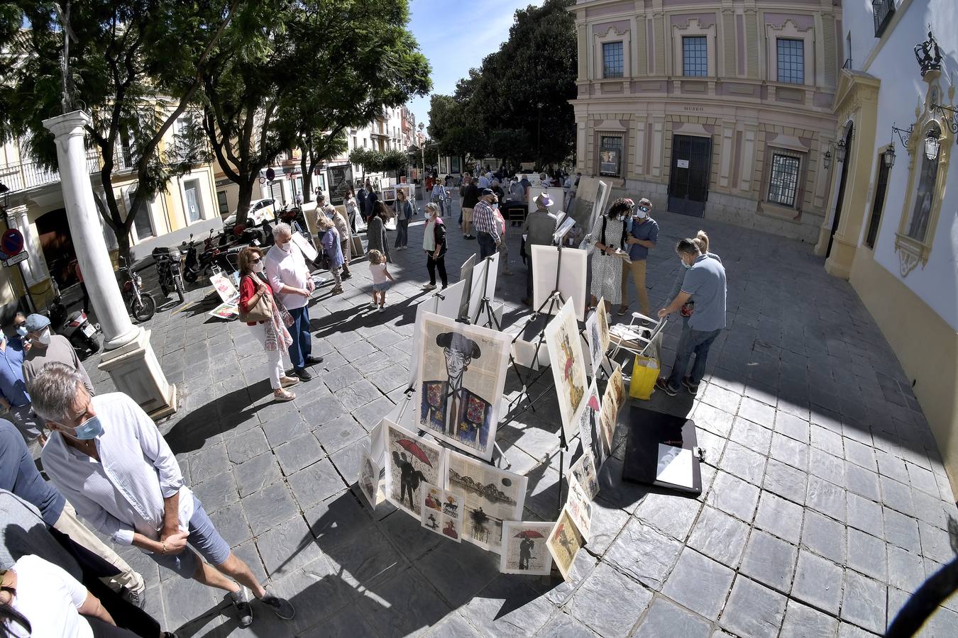 En imágenes, el arte vuelve a llenar la plaza del Museo