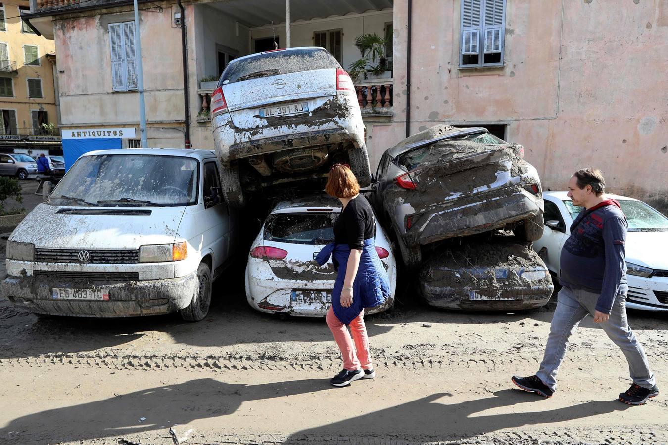 Vecinos de Breil-sur-Roya, sorprendidos por los efectos de la riada. 