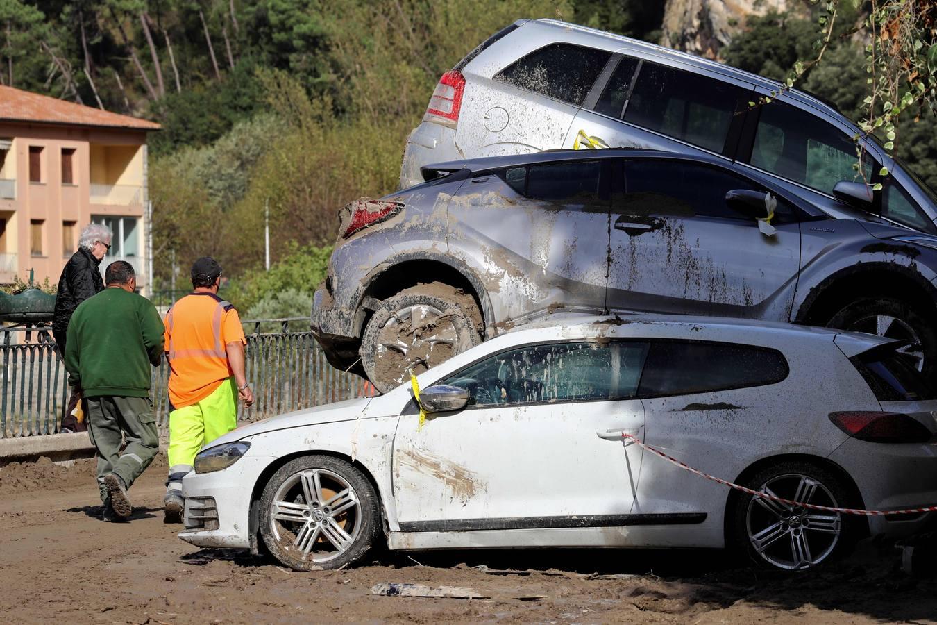 Coches apilados en la localidad francesa de Breil-sur-Roya. 