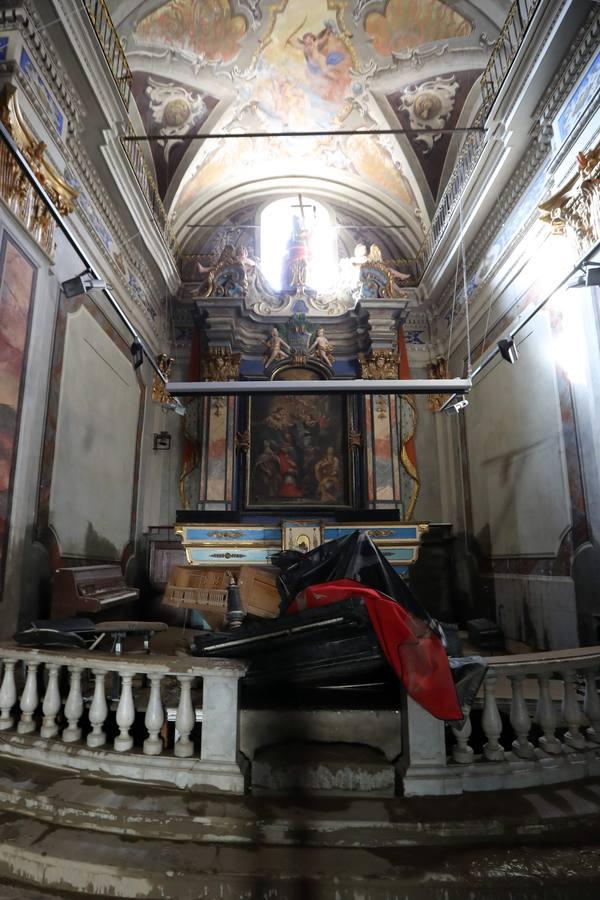 Imagen de la iglesia de la localidad, destrozada por el agua. 