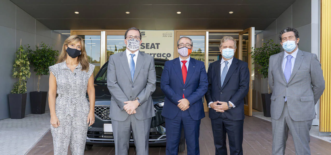 Ana Delgado, directora general de ABC; Raul Blanco, Secretario General de Industria y PYME; Mikel Palomera, director general de Seat; Ignacio Ybarra, presidente de Vocento, y Julián Quirós, director de ABC, de izquierda a derecha. 