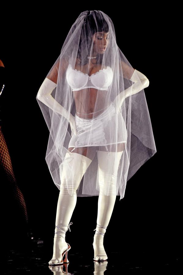 El desfile de Rihanna que ha ofendido a la comunidad islámica, en imágenes