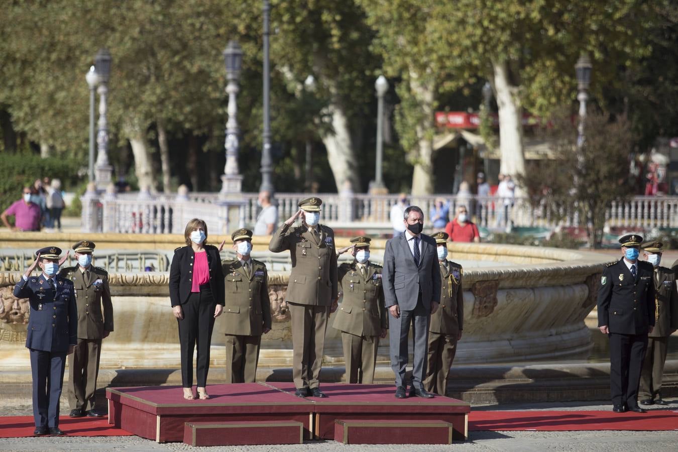 En imágenes, izado de la bandera nacional en la Plaza de España de Sevilla