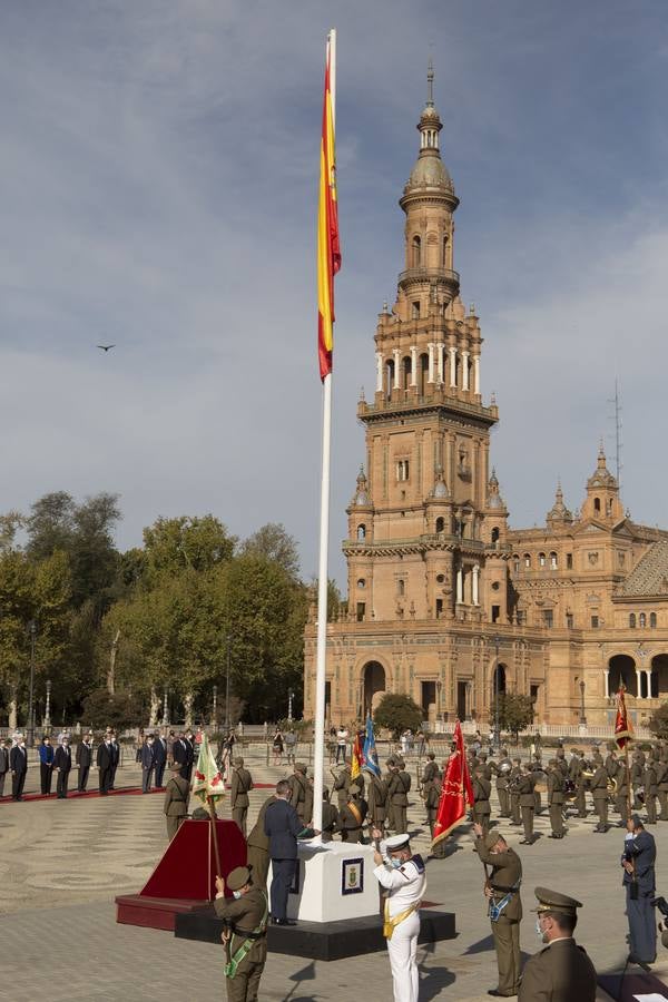 En imágenes, izado de la bandera nacional en la Plaza de España de Sevilla