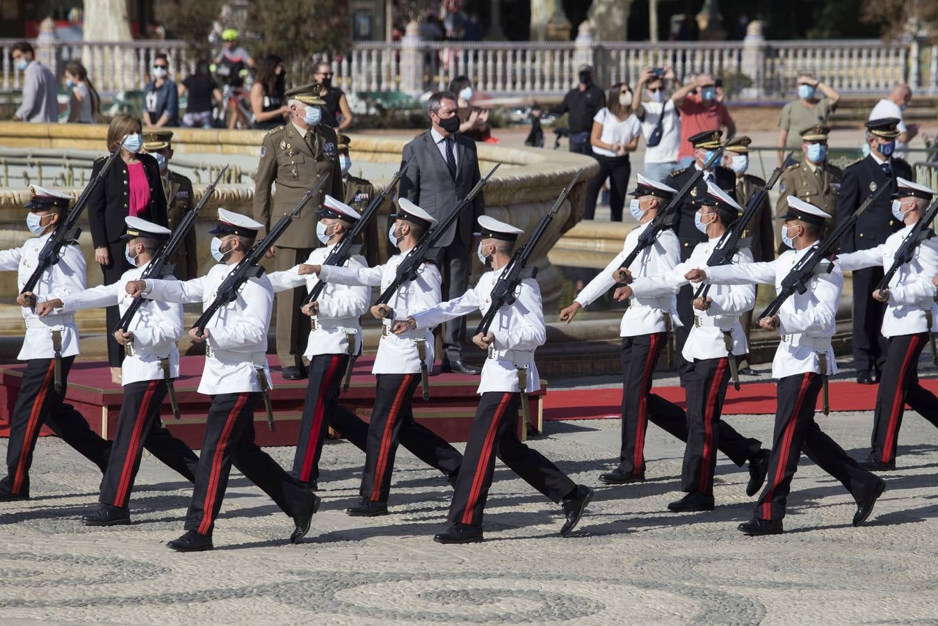 En imágenes, izado de la bandera nacional en la Plaza de España de Sevilla