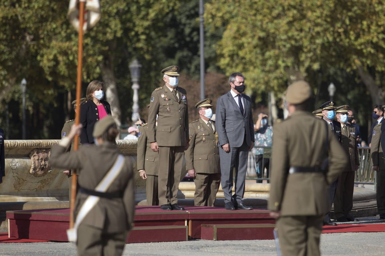 En imágenes, izado de la bandera nacional en la Plaza de España de Sevilla