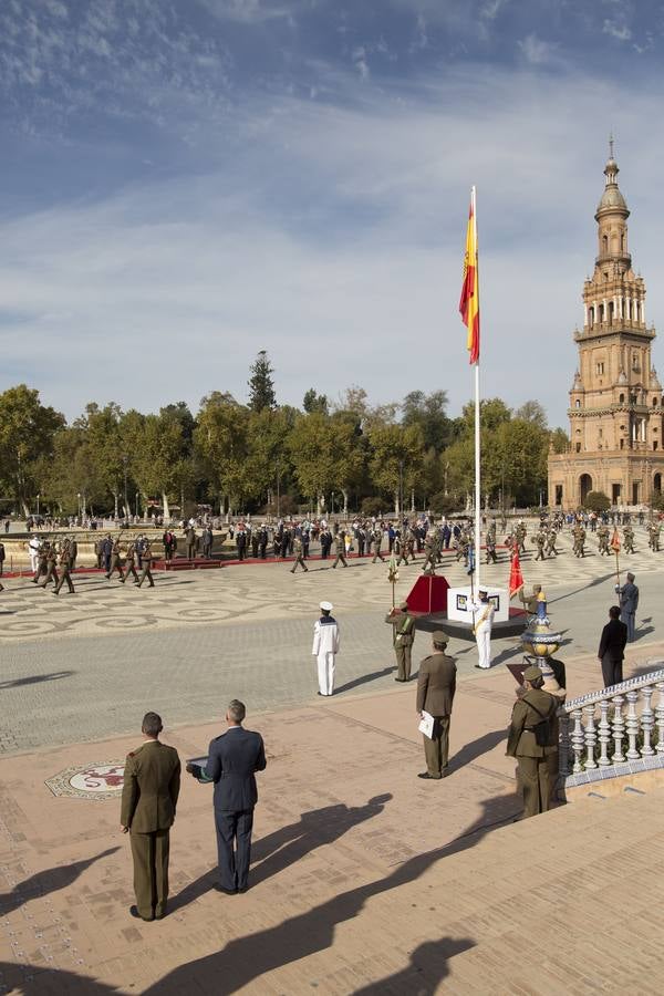 En imágenes, izado de la bandera nacional en la Plaza de España de Sevilla