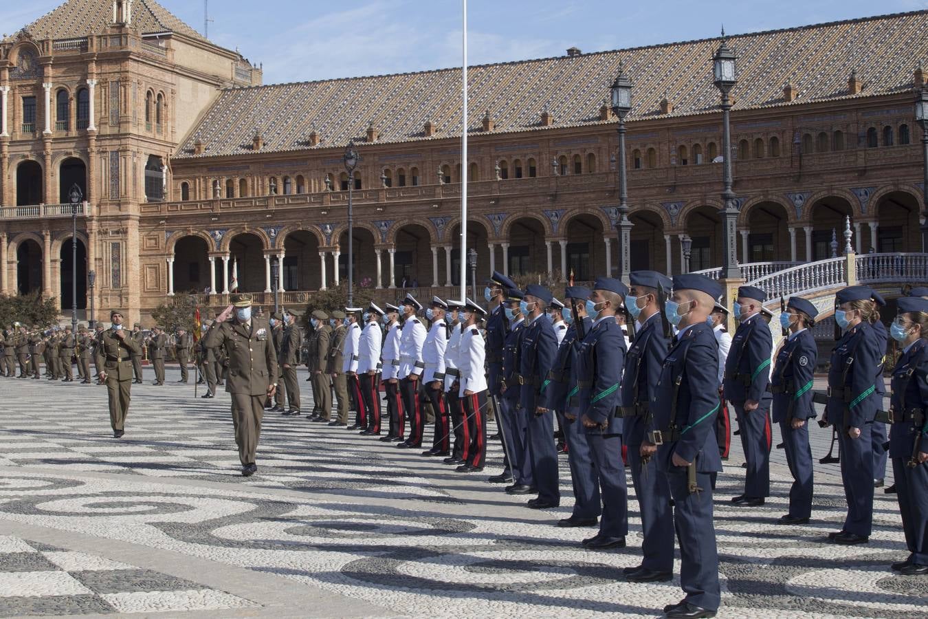 En imágenes, izado de la bandera nacional en la Plaza de España de Sevilla