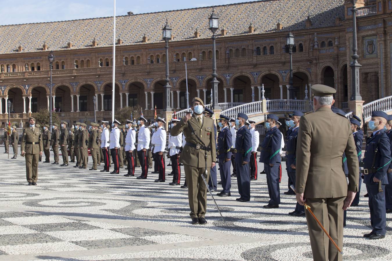 En imágenes, izado de la bandera nacional en la Plaza de España de Sevilla