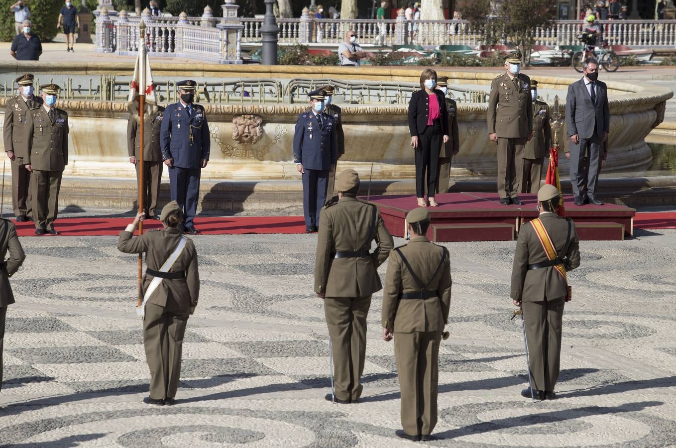 En imágenes, izado de la bandera nacional en la Plaza de España de Sevilla