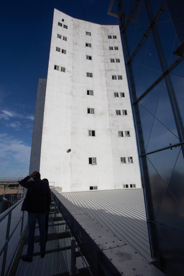 Reconversión del silo de Las Cabezas de San Juan, en imágenes