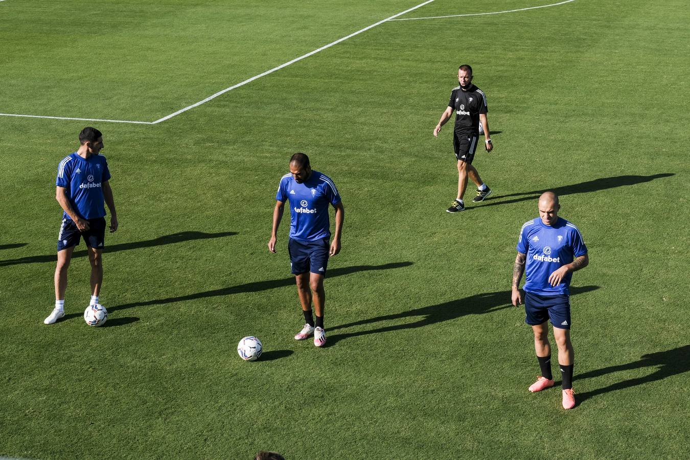 Fotos: Las nuevas caras del Cádiz CF de Primera en entrenamiento