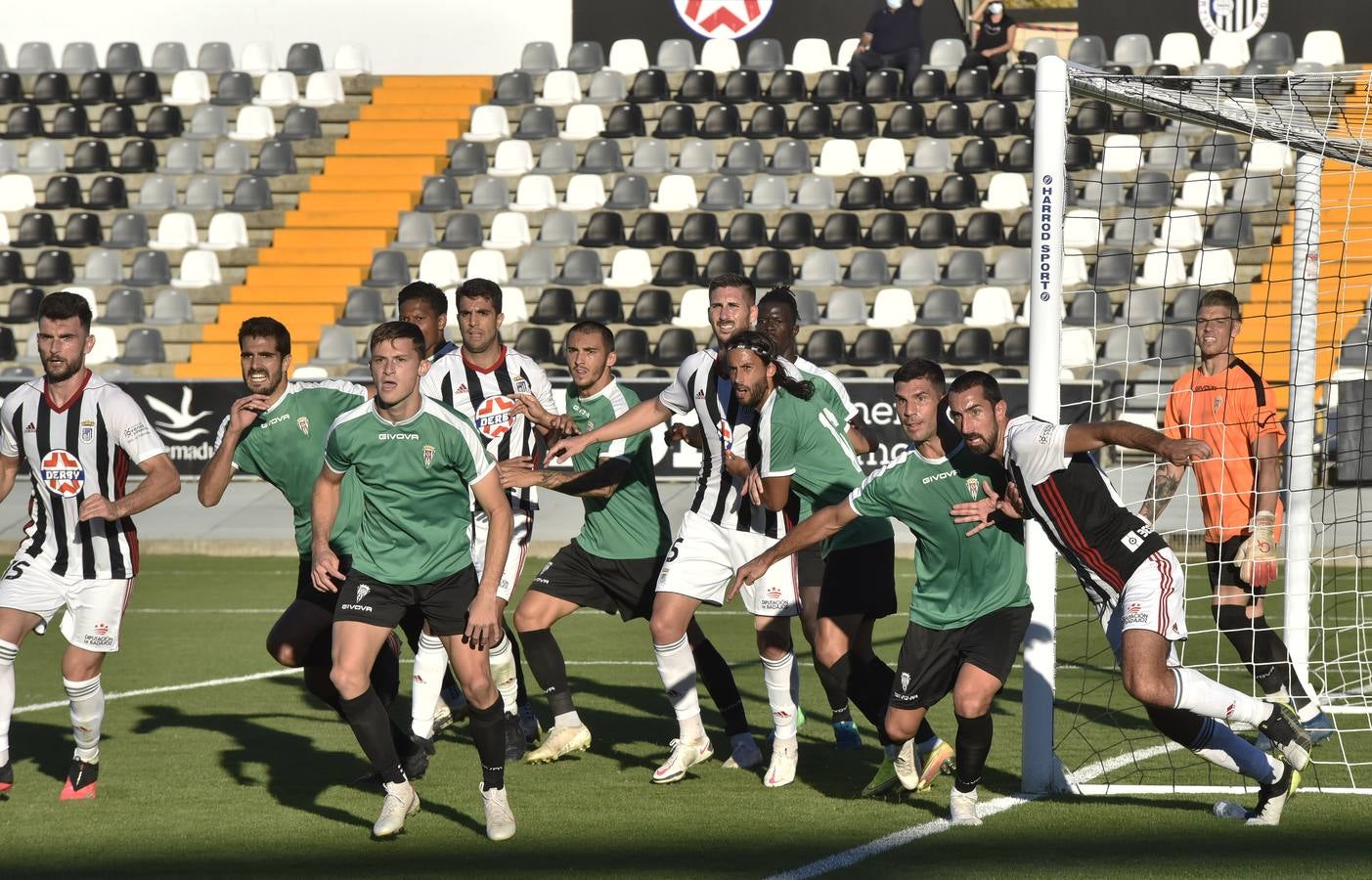 La derrota del Córdoba CF en Badajoz, en imágenes