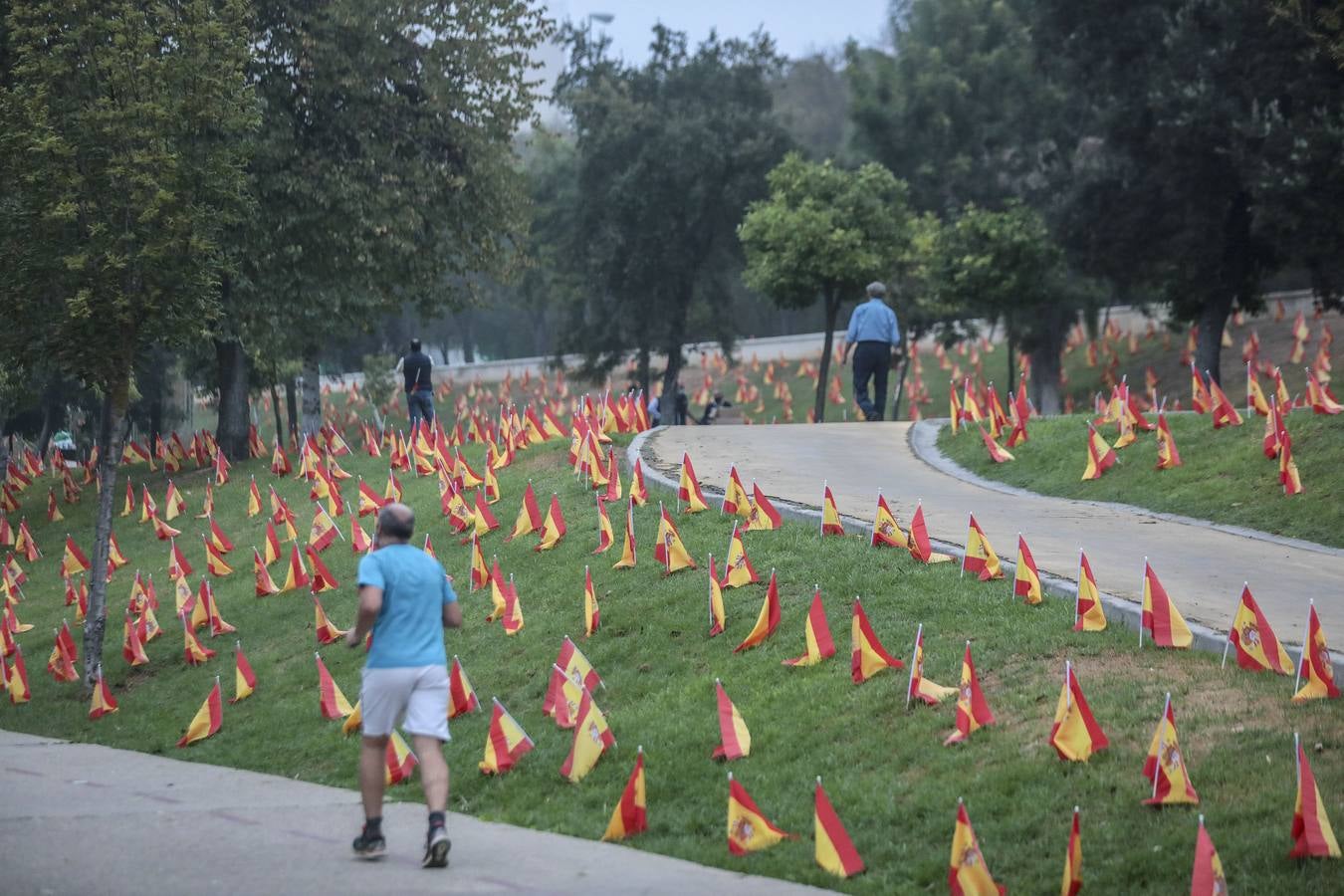 En imágenes, 53.000 banderas de España en Sevilla para homenajear a las víctimas del coronavirus