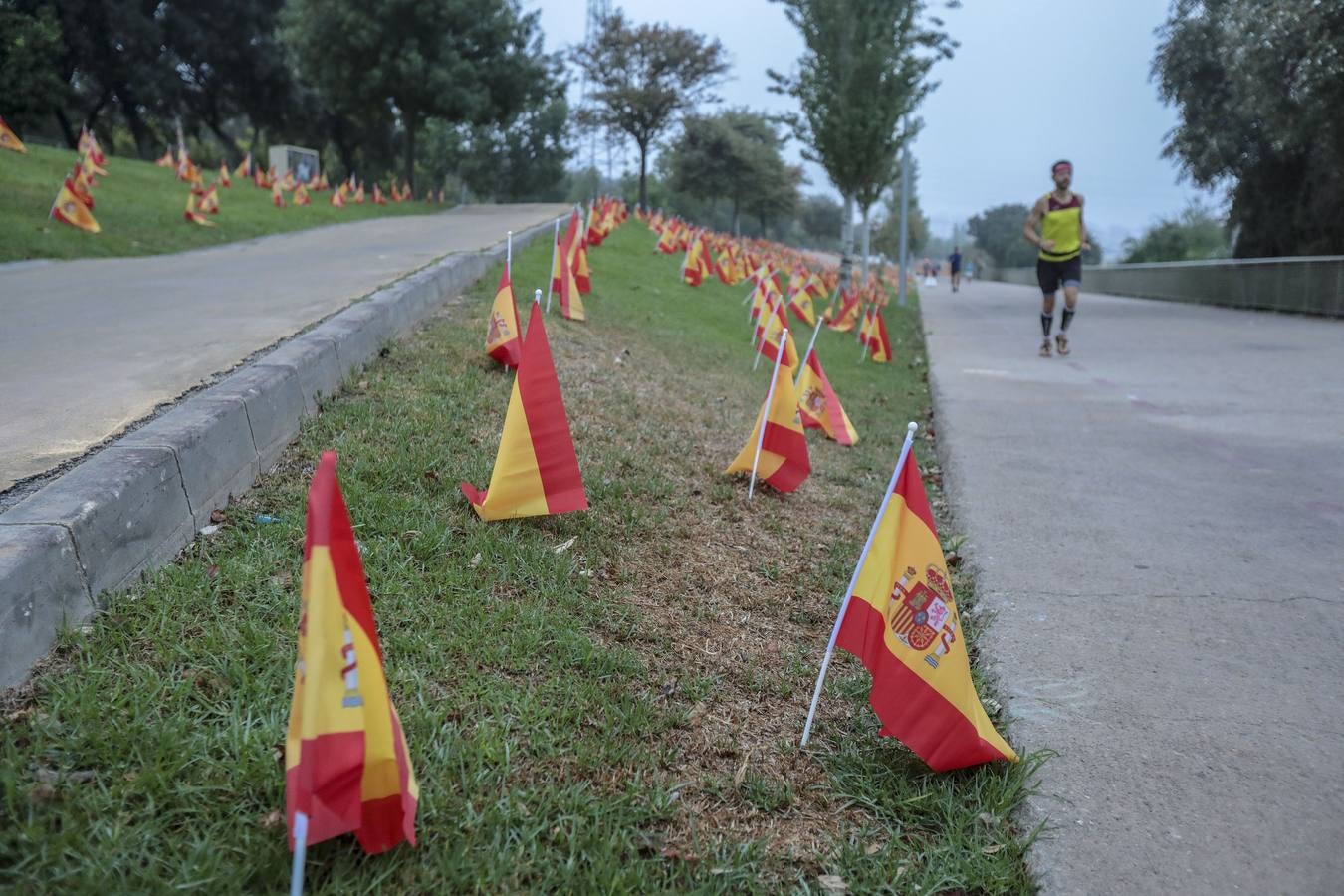 En imágenes, 53.000 banderas de España en Sevilla para homenajear a las víctimas del coronavirus