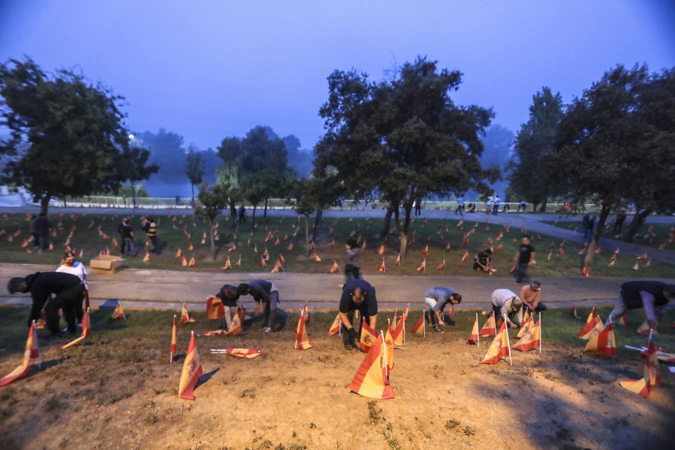 En imágenes, 53.000 banderas de España en Sevilla para homenajear a las víctimas del coronavirus