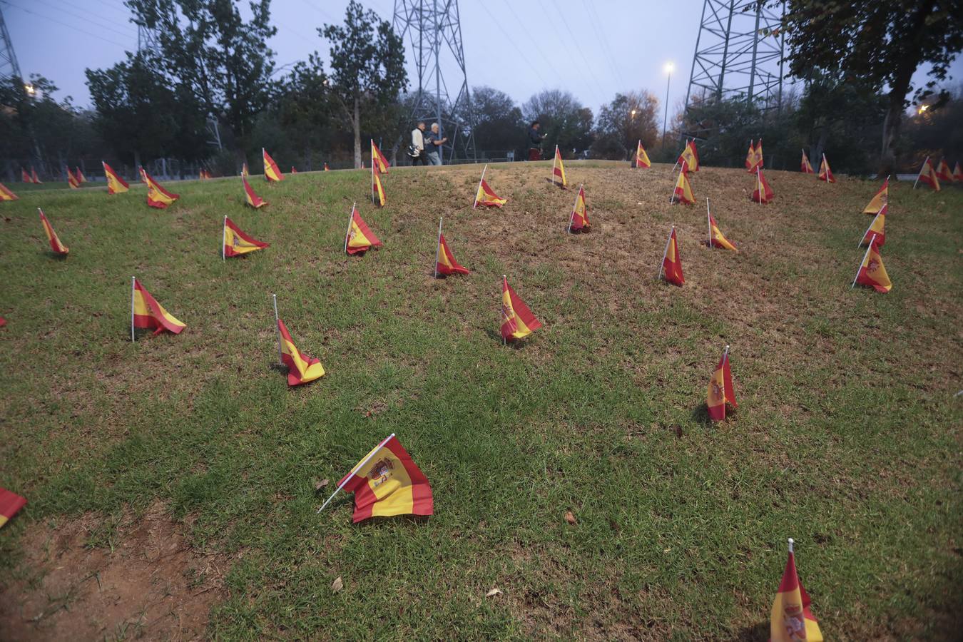 En imágenes, 53.000 banderas de España en Sevilla para homenajear a las víctimas del coronavirus