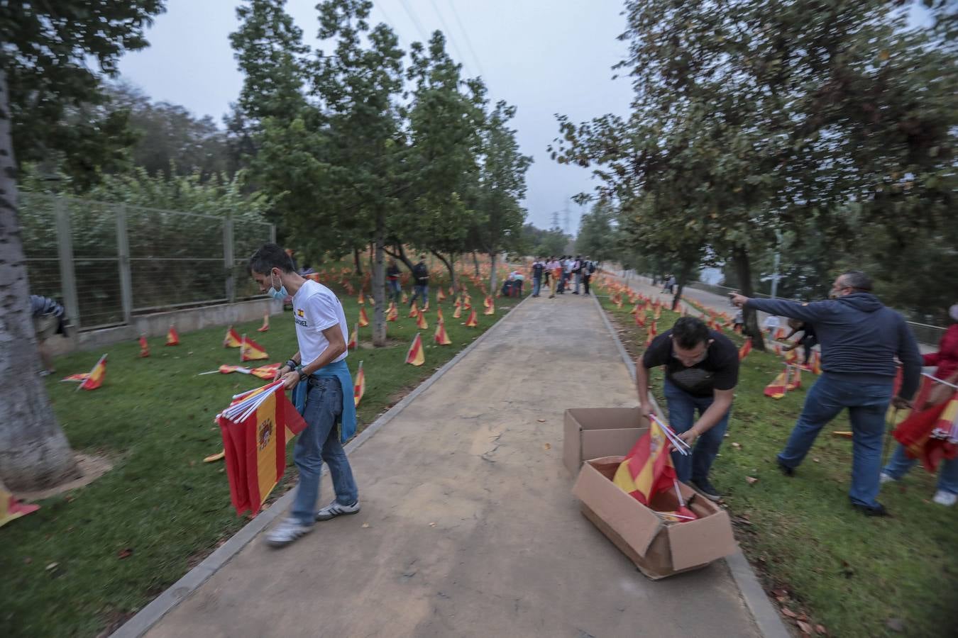 En imágenes, 53.000 banderas de España en Sevilla para homenajear a las víctimas del coronavirus