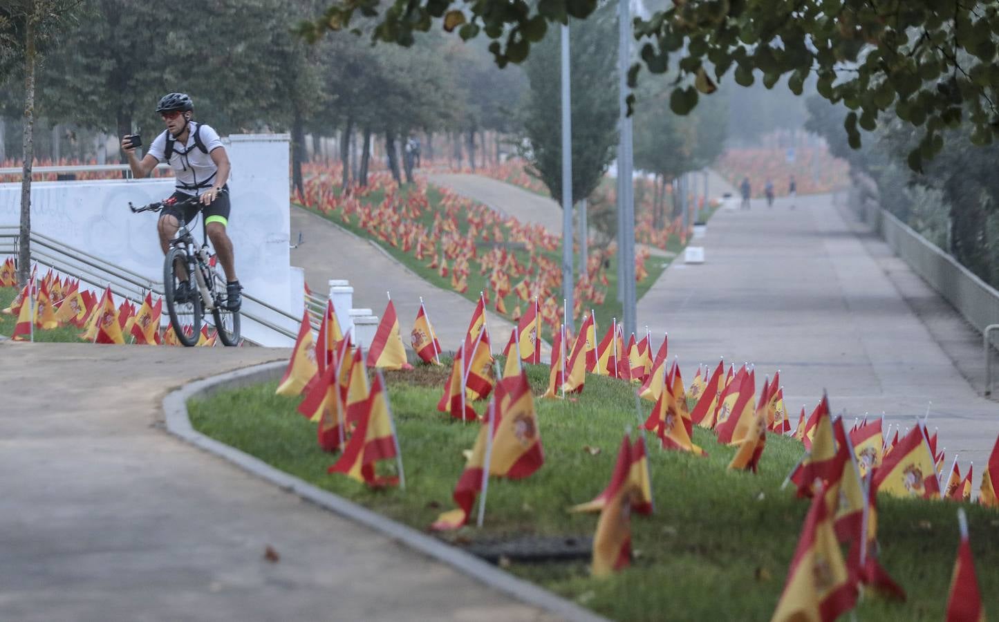 En imágenes, 53.000 banderas de España en Sevilla para homenajear a las víctimas del coronavirus