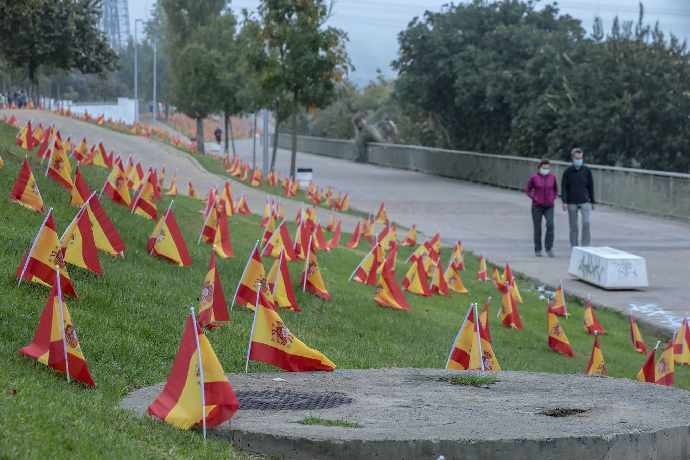 En imágenes, 53.000 banderas de España en Sevilla para homenajear a las víctimas del coronavirus