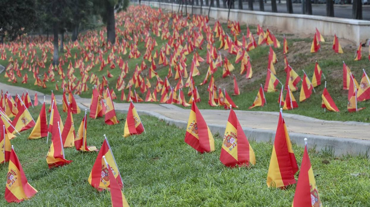 En imágenes, 53.000 banderas de España en Sevilla para homenajear a las víctimas del coronavirus