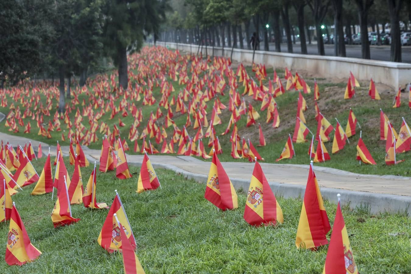 En imágenes, 53.000 banderas de España en Sevilla para homenajear a las víctimas del coronavirus