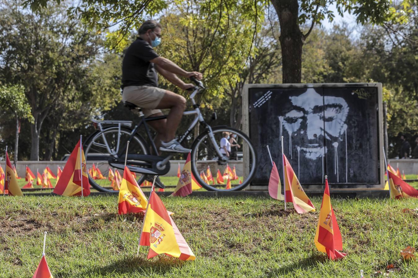 En imágenes, 53.000 banderas de España en Sevilla para homenajear a las víctimas del coronavirus