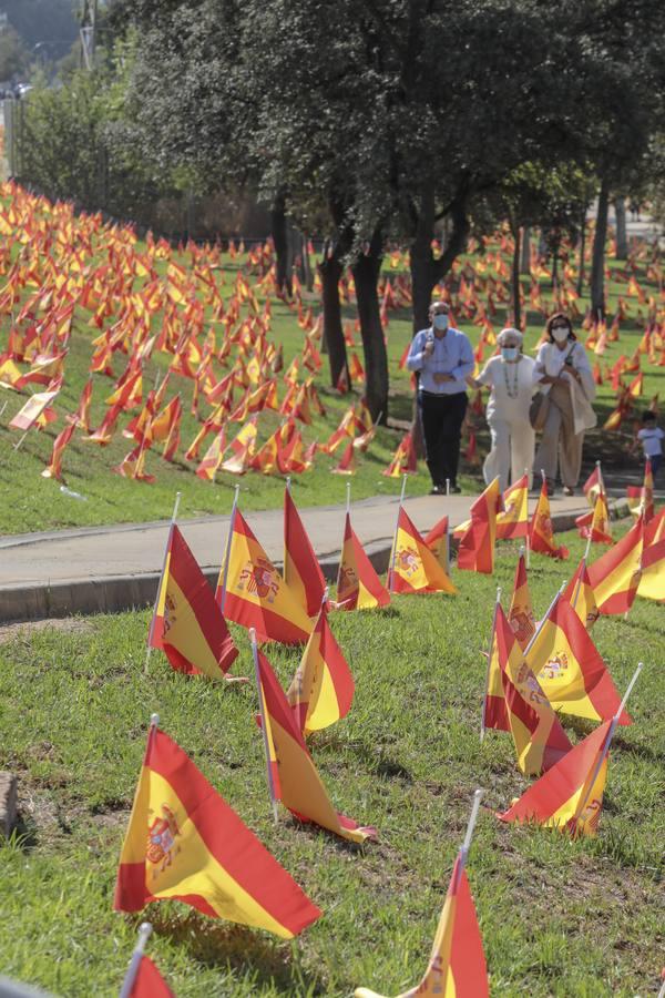 En imágenes, 53.000 banderas de España en Sevilla para homenajear a las víctimas del coronavirus