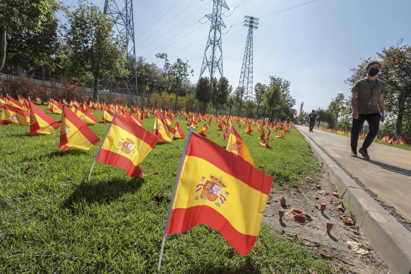 En imágenes, 53.000 banderas de España en Sevilla para homenajear a las víctimas del coronavirus