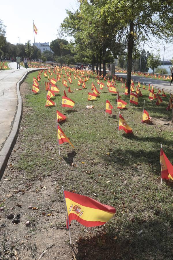 En imágenes, 53.000 banderas de España en Sevilla para homenajear a las víctimas del coronavirus