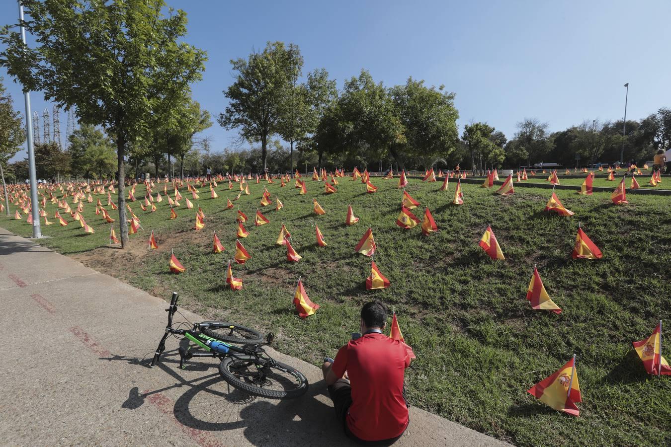 En imágenes, 53.000 banderas de España en Sevilla para homenajear a las víctimas del coronavirus