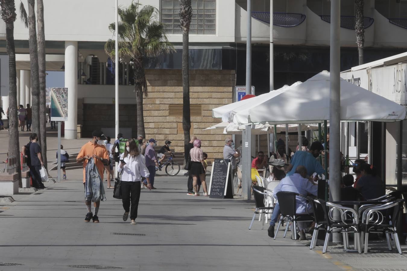 Ambiente en Cádiz en el puente del Pilar