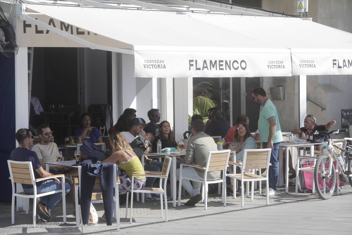 Ambiente en Cádiz en el puente del Pilar