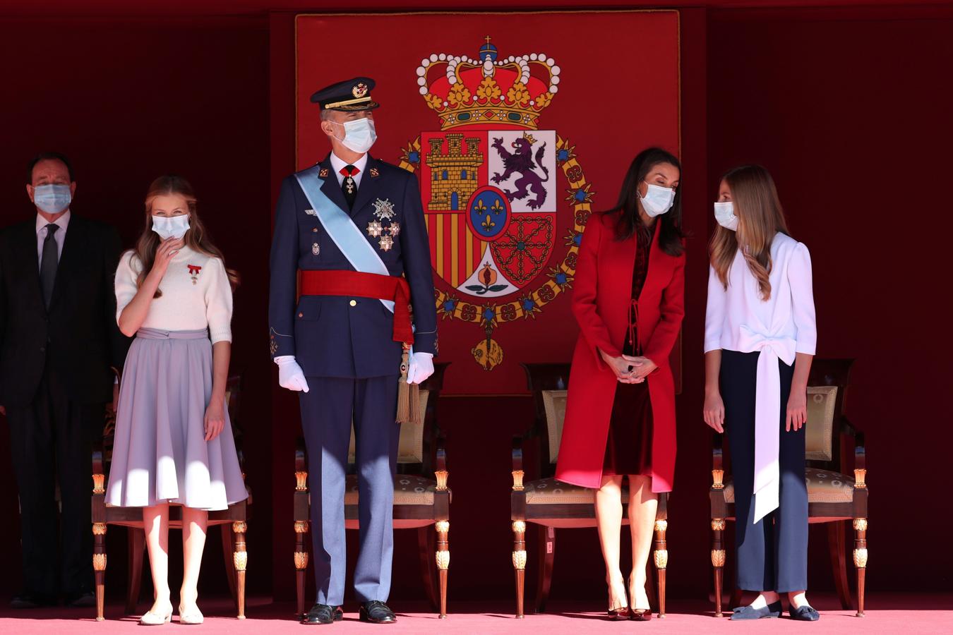 Los Reyes, la Princesa de Asturias y la Infanta Leonor presiden el desfile. 