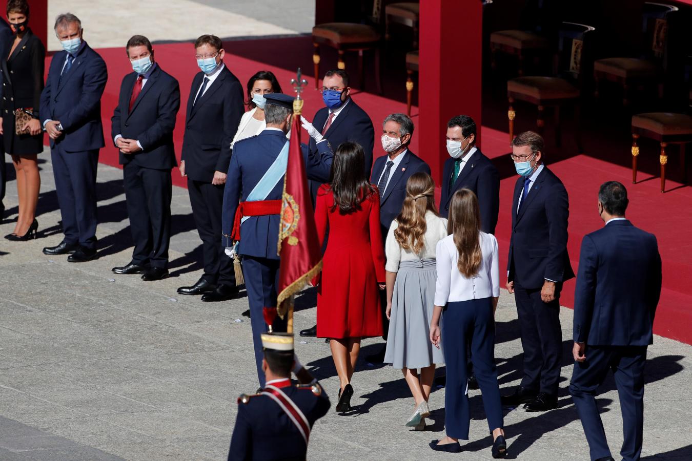 La Familia Real y Sánchez saludan a los presidentes autonómicos. A las ausencias citadas hay que añadir la del presidente de la región de Murcia, que está en cuarentena