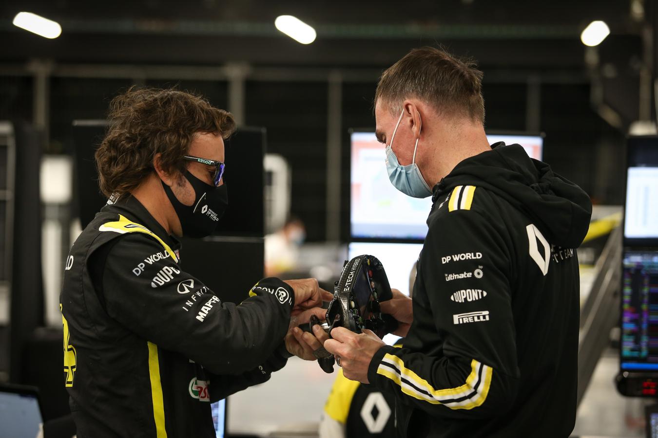 Todas las fotos del estreno de Fernando Alonso con el Renault RS20 en Montmeló