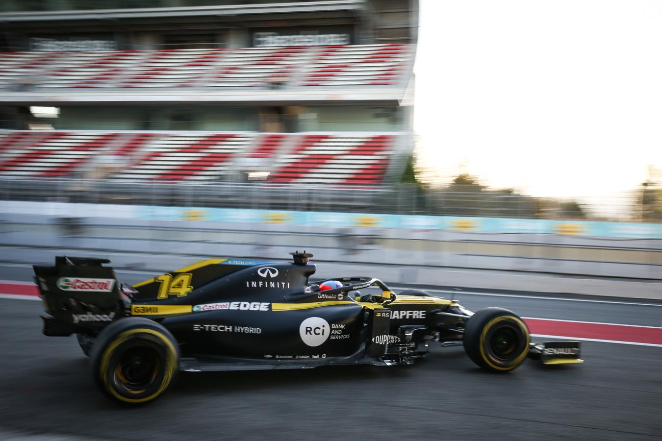 Todas las fotos del estreno de Fernando Alonso con el Renault RS20 en Montmeló