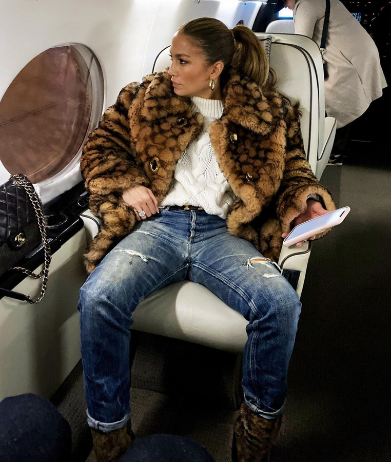 Jennifer Lopez. Jennifer Lopez, acostumbrada a viajar de gira por todo el mundo, también prefiere hacerlo con intimidad en su jet privado. La artista y su pareja Alex Rodriguez viajan en un flamante Gulfstream IV totalmente personalizado que incluye el logo corporativo del deportista A Rod en la cola. El precio de este modelo asciende a los 40 millones de dólares.