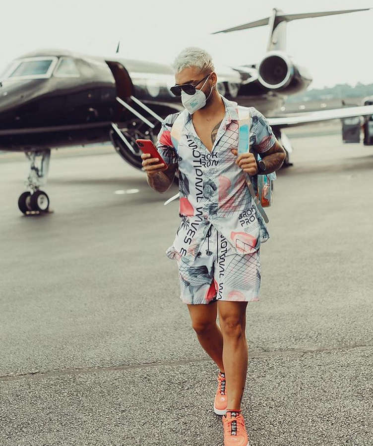 Maluma. El famoso cantante se hizo el pasado año con su jet privado, uno de sus grandes sueños. El modelo en cuestión es un Gulfstream G450 de segunda mano en negro bautizado como Royalty Air. Tiene capacidad para 14 pasajeros, mesas plegables, divanes, dos lavabos, un baño ejecutivo y hasta una cocina con horno de alta temperatura, microondas y dispensadores de café duales. El precio de este juguete supera los 22 millones de euros. El artista compartió en sus redes sociales el momento en el que se lo entregaron y en el que no pudo ni contener las lágrimas.