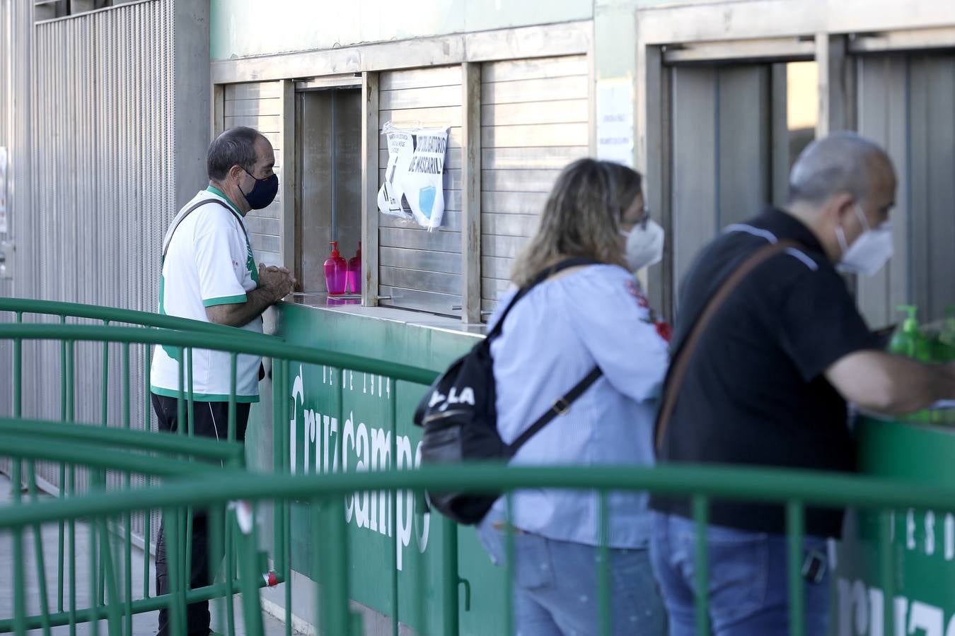 Las colas vuelven en El Arcángel por las entradas del Córdoba CF-Lorca, en imágenes