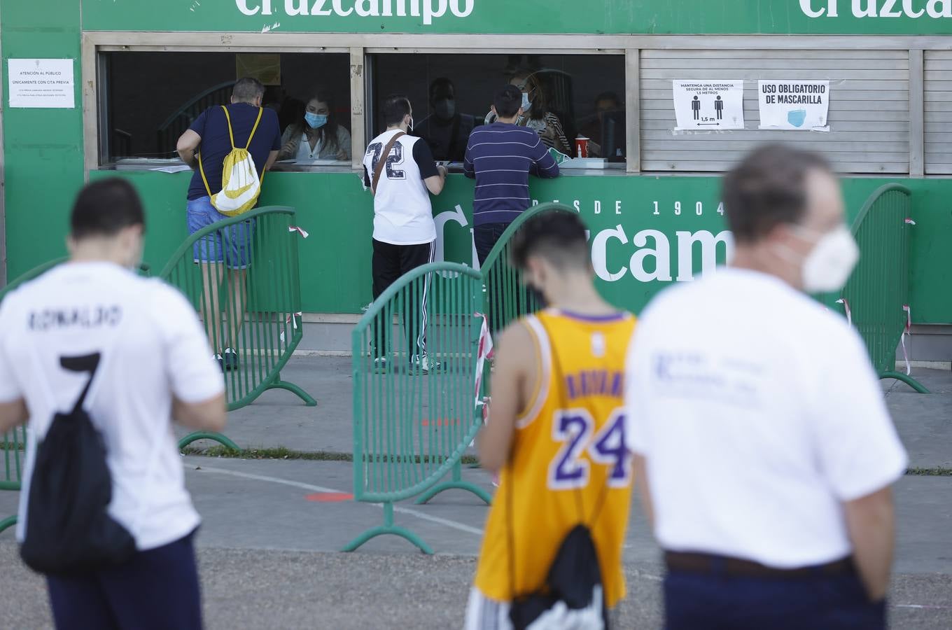 Las colas vuelven en El Arcángel por las entradas del Córdoba CF-Lorca, en imágenes