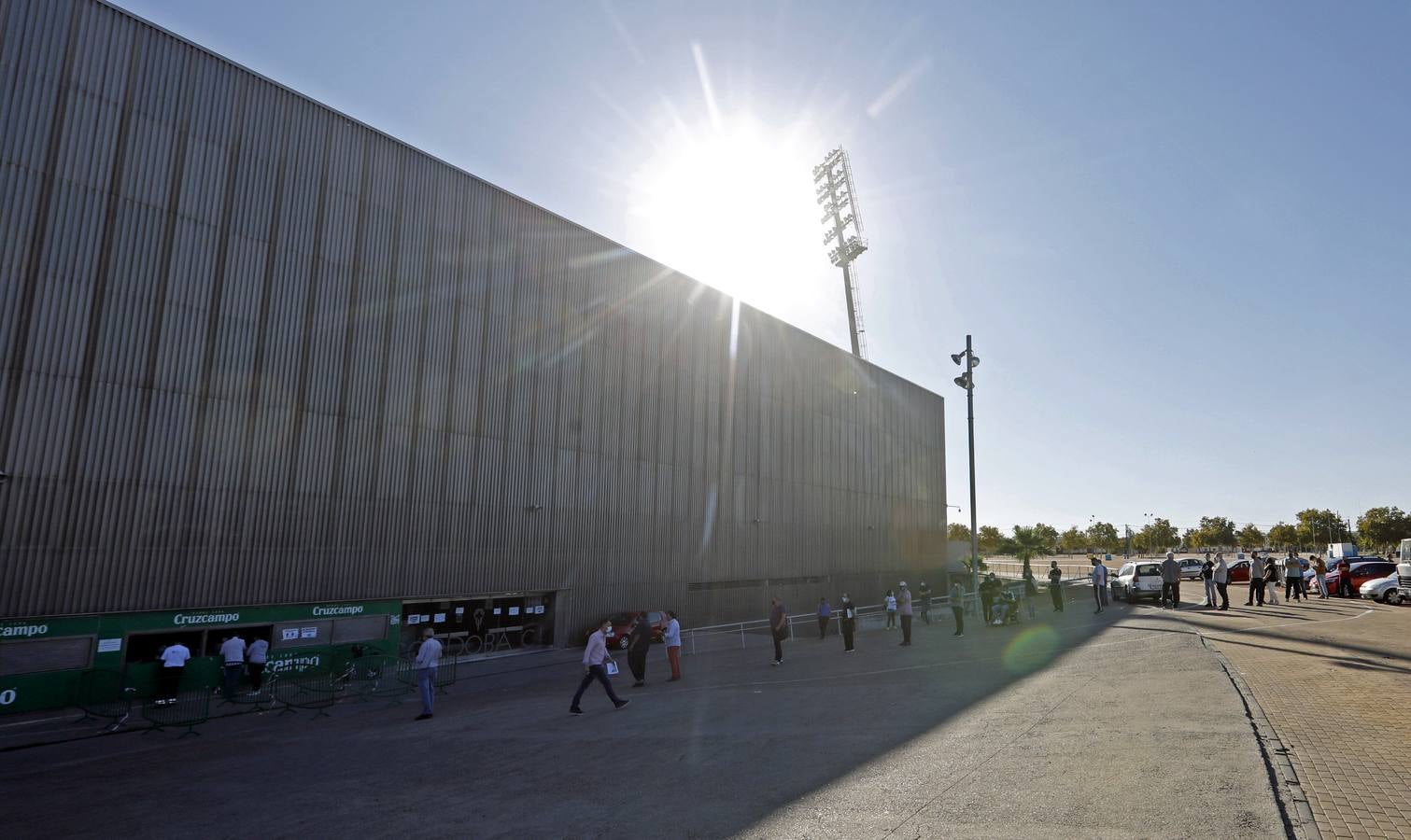 Las colas vuelven en El Arcángel por las entradas del Córdoba CF-Lorca, en imágenes