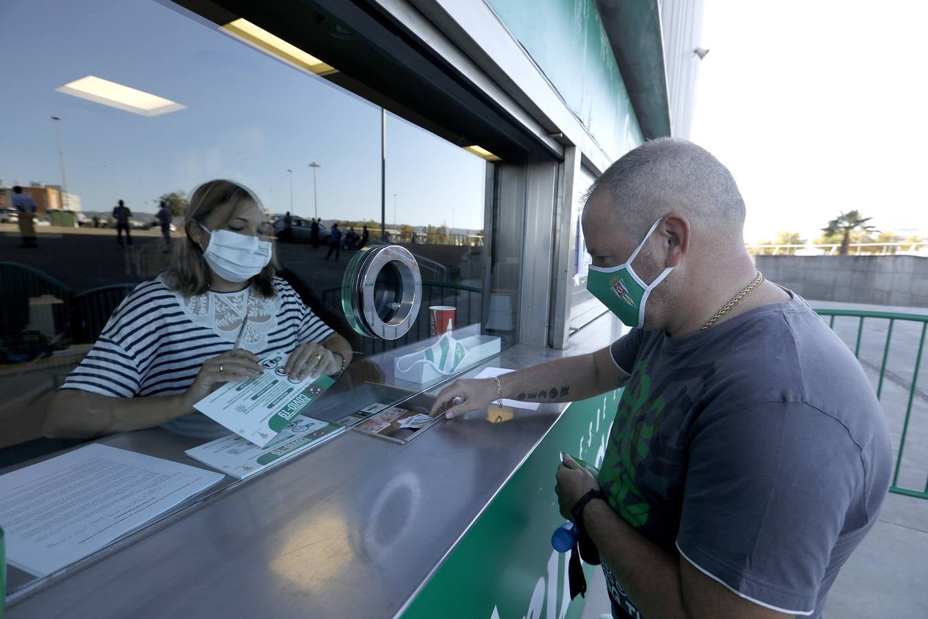 Las colas vuelven en El Arcángel por las entradas del Córdoba CF-Lorca, en imágenes