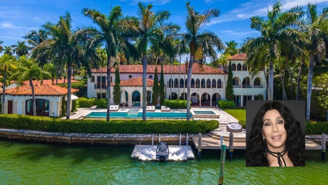 La espectacular mansión de Cher en Miami. Con más de 200 millones de discos vendidos a lo largo de su carrera, Cher es toda una diva del Pop, y como buena artista su casa debe ser acorde a sus ganancias. Prueba de ello la encontramos en la mansión que posee en La Gorce Island, uno de los barrios más exclusivos de Miami Beach.