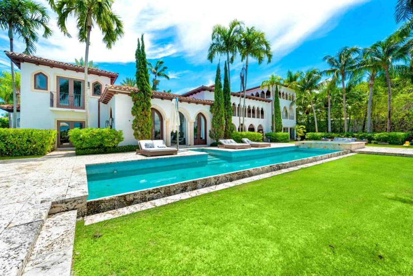 La espectacular mansión de Cher en Miami. La casa posee un embarcadero propio que comunica con el jardín principal, donde una exuberante vegetación con grandes palmeras incluidas se hace con todo el protagonismo. No falta tampoco una piscina rectangular y todo tipo de rincones para relajarse.