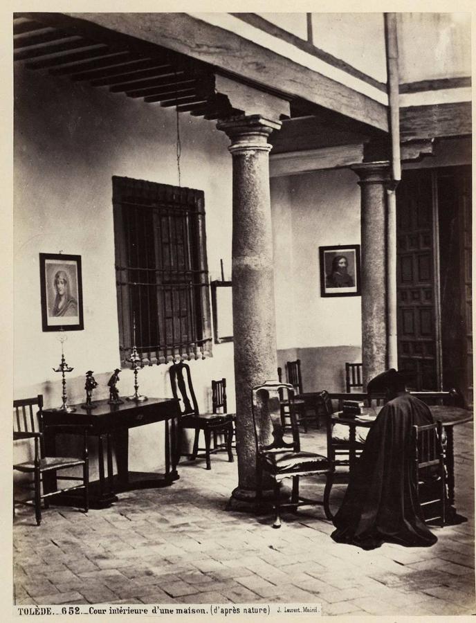 Toledo. Sacerdote ataviado de manteo y teja en patio de casa particular. Fotografía de Jean Laurent (c. 1870). Biblioteca Nacional de España. 