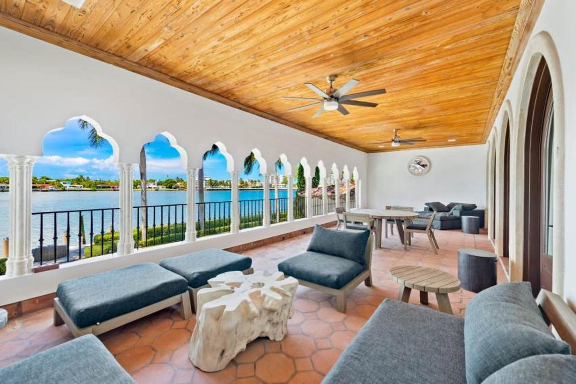 La espectacular mansión de Cher en Miami. También posee una terraza cubierta donde poder contemplar las vistas con todo lo necesario para poder organizar en su interior todo tipo de reuniones: desde cenas con amigos a fiestas.